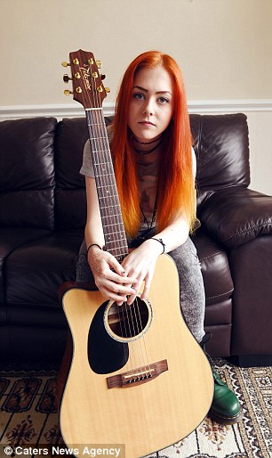 рыжая девушка с гитарой
